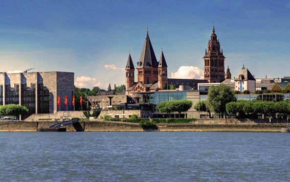 De stad Worms, waar Tassilo weigerde naar toe te komen om zijn eed van trouw aan Karel te hernieuwen. Deze weigering was aanleiding tot de invasie van Karel in Beieren in 781.