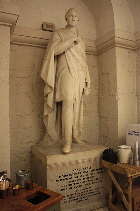 Standbeeld van Mountstuart Elphinstone in St. Paul's Cathedral in Londen.