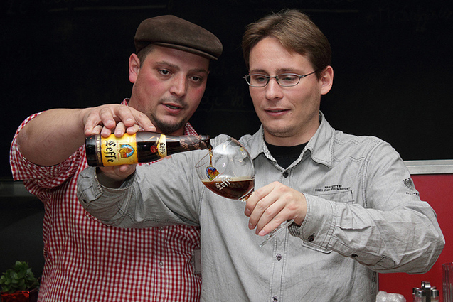 Het uitschenken van bier bepaalt niet alleen of de schuimkraag bescheiden, romig, bloemig of oprijzend is, maar ook hoe het bier zijn aroma's en smaken vrijgeeft.