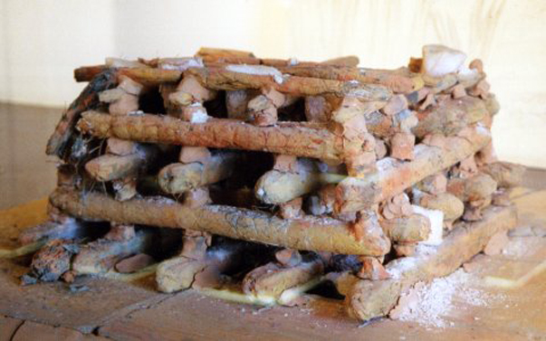 Reconstructie van een "oven" waarin zout werd gewonnen uit zeewater in de zogenaamde "briquetages"