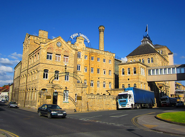 John Smith's klassieke Victoriaanse fabriekspanden zijn gereinigd en opgeknapt. De brouwerij bevindt zich te Tadcaster, North Yorkshire, Engeland.
