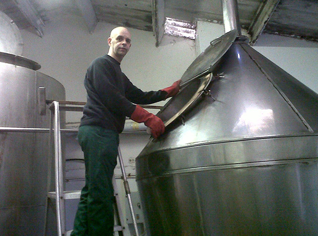 Brouwer aan het werk in brouwerij Broughton, Biggar, Peeblesshire, Schotland.