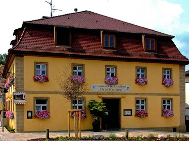 Het charmante Hotel Drei Kronen te Memmelsdorf, Zuidoost-Duitsland, is een vlaggenschip van Private Brauerei-Gasth&ouml;fe - door brouwerijen ge&euml;xploiteerde tavernes, restaurants en hotels.