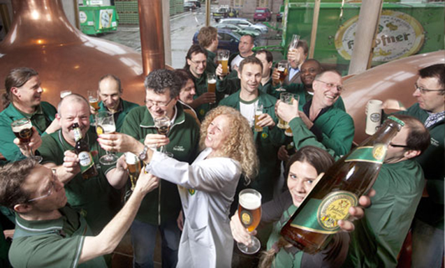 Medewerkers van Brouwerij Hoepfner vieren de ontwikkeling van een nieuw bier in hun brouwerij te Karlsruhe, Zuidwest-Duitsland.