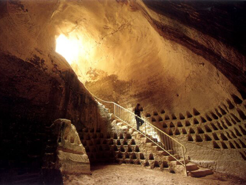 Grotten van Maresha en Bet Guvrin in het Judese laagland las microkosmos van het Land van de grotten