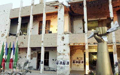 Gebouw beschadigd tijdens het bombardement op Tripoli. Rechts het monument dat opgericht werd om de aanslag te herdenken.