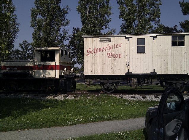 Deze oude trein die ooit dienst deed in de brouwerij, is nog steeds te bezichtigen op de terreinen van brouwerij Schwechater, Schwechat, Oostenrijk.