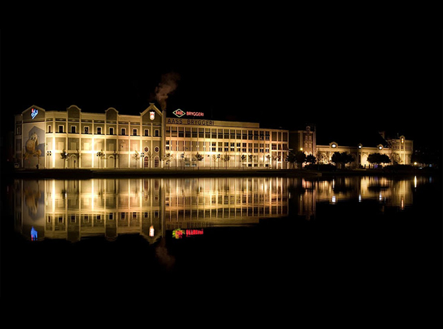 Prachtig nachtzicht op brouwerij Aass, Drammen, Noorwegen.