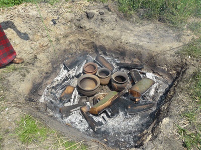 IJzertijd pottenbakken in een veldoven
